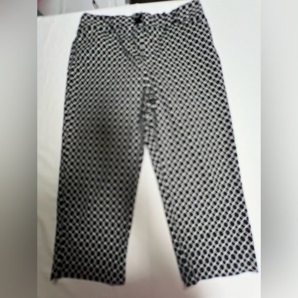 KIM ROGERS BLACK AND WHITE PATTERNED
CAPRI’S.  SIZE 10   COTTON/SPANDEX - Picture 1 of 9